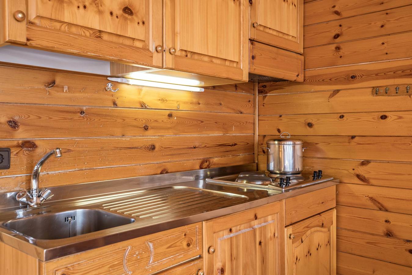 Ganze Wohnung, Einzimmerapartment "Ciasa ai Pini 211" in der Nähe von Skiliften mit Bergblick, Balkon & Sauna in San Cassiano, Abtei