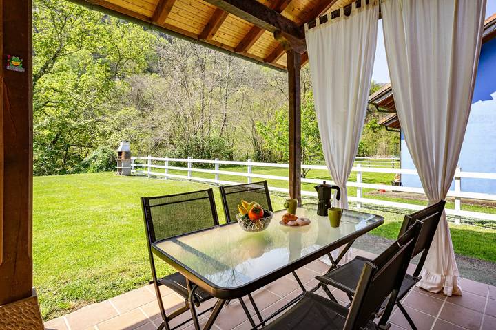 Apartment 'La Llosona' with Private Terrace, Private Garden and Wi-Fi in Cangas de Onís, Asturias Province