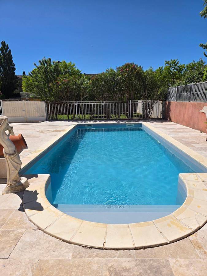 Location de vacances pour 6 personnes, avec piscine ainsi que vue et jardin à Piolenc - 3