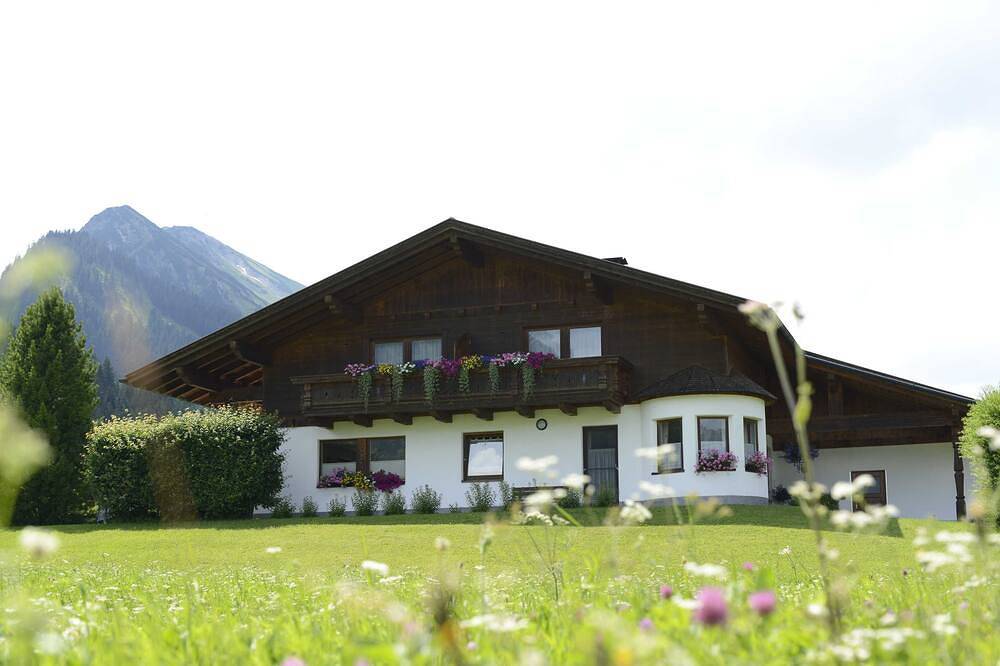 Ganze Wohnung, Ferienwohnung 2 - Haus Zobl Irene in Tannheim (Tirol), Allgäuer Alpen (Österreich)