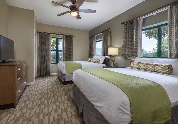 Vacation rental for 4 people, with hot tub and pool as well as balcony in Sevierville