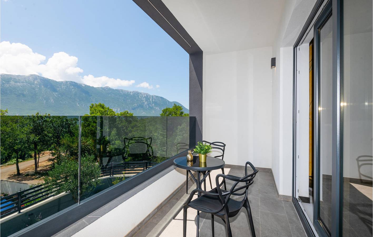 Geräumiges Apartment mit 2 Schlafzimmern, Pool, WLAN und Parkplatz in Zagvozd, Makarska Riviera