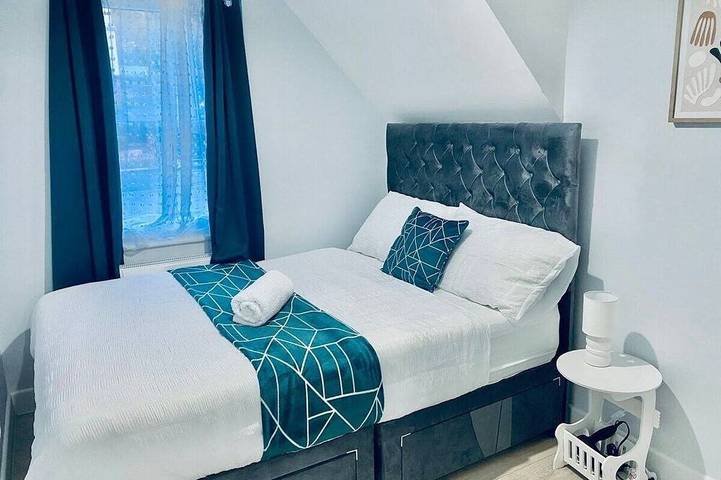 Ganze Wohnung, 6-Bed Coastal Flat, Walk to Castle & Parking in Dover, Kent