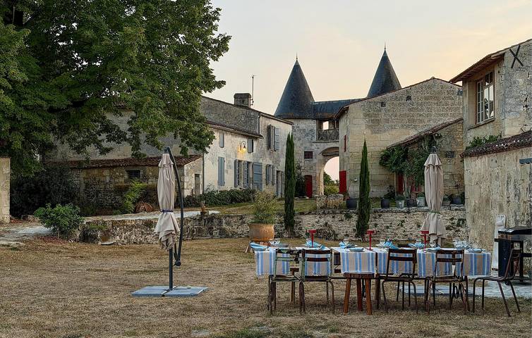 Acogedor apartamento con piscina, jardín y wifi cerca del río Charente in Les Gonds, Saintes region
