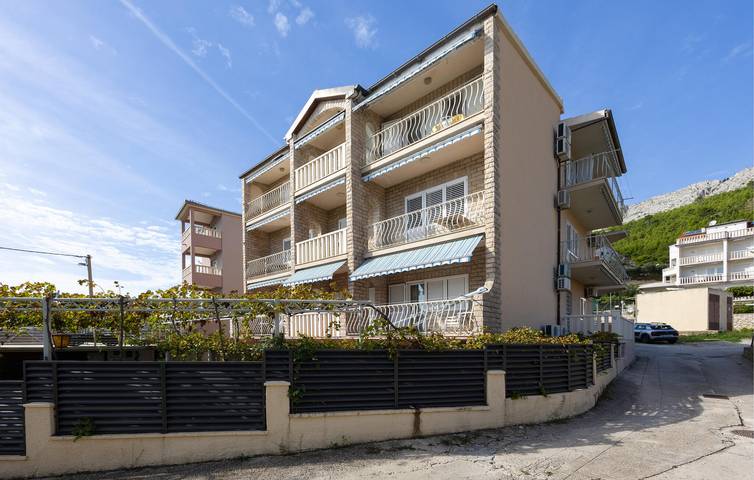 Ferienwohnung für 4 Personen, mit Pool und Garten sowie Seeblick und Terrasse in Omis - 2