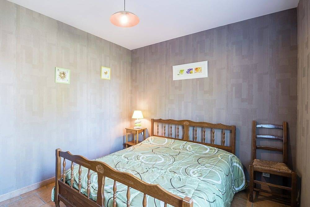 Spacious holiday home with terrace in Saint-Nexans, Périgord Pourpre