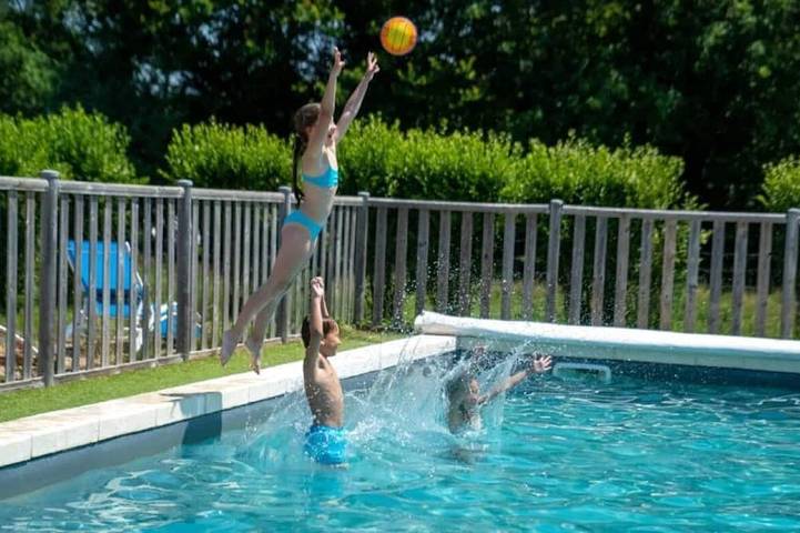 ZEcamping piscine chauffée dog friendly sauna cabane BBQ clim 19m2 in Chassenard, Région de Vichy
