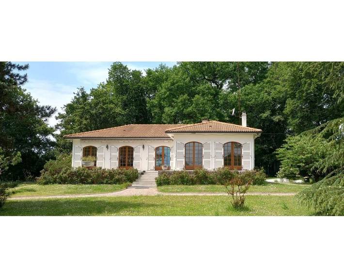 Location de vacances pour 7 personnes, avec vue et jardin à Saint-Quentin-de-Baron