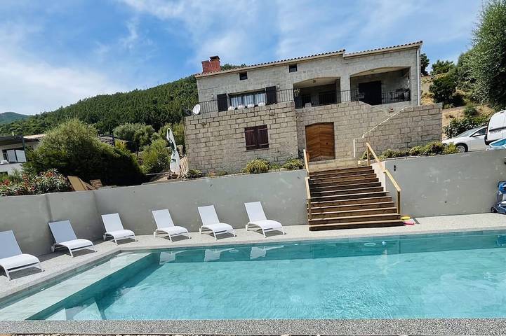 Appartement de vacances pour 4 personnes, avec jardin et piscine, animaux acceptés