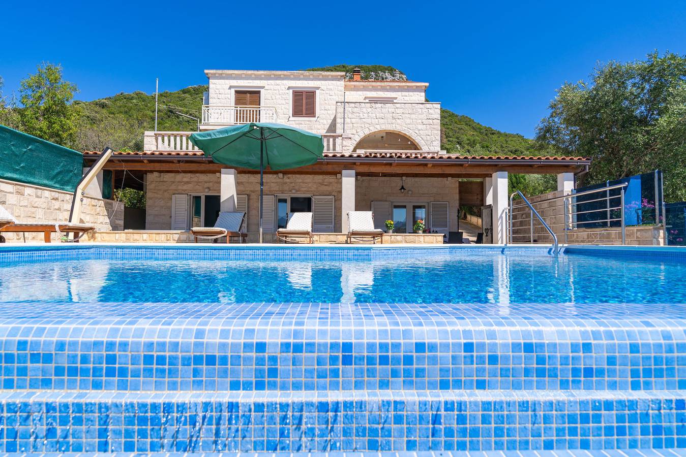 Ganze Wohnung, Beachfront Apartment house Hon with pool in Peljesac