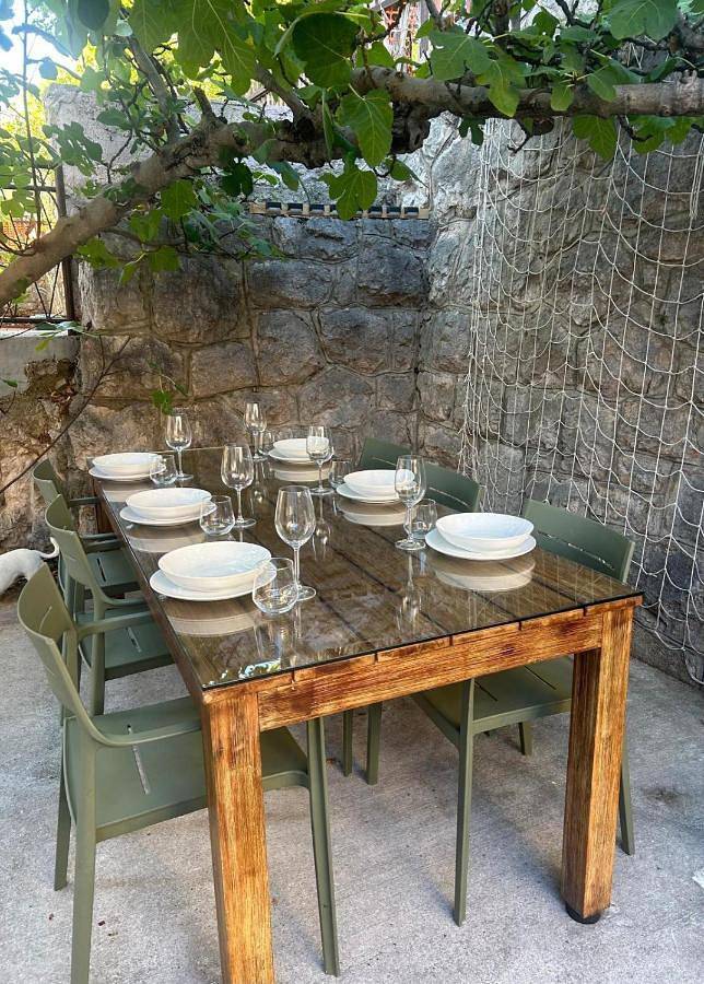 Ferienhaus für 9 Personen, mit Ausblick und Garten in Karlobag