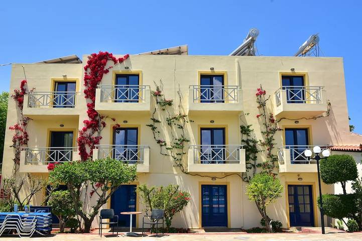 Apartment for 2 people, with pool and garden in Malia