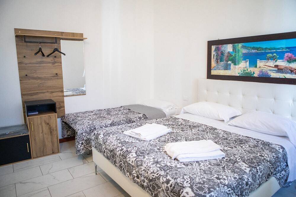 Entire apartment, Room 'Camera Papavero - Tripla' with Shared Garden, Wi-Fi and Air Conditioning in Prato, Prato Province