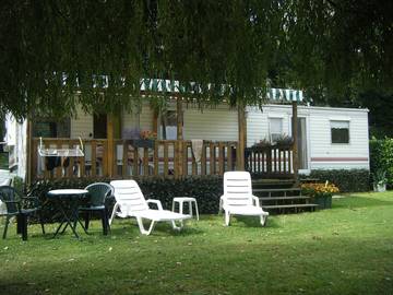 Mobil home pour 5 personnes, avec terrasse et vue sur le lac à Lanchères
