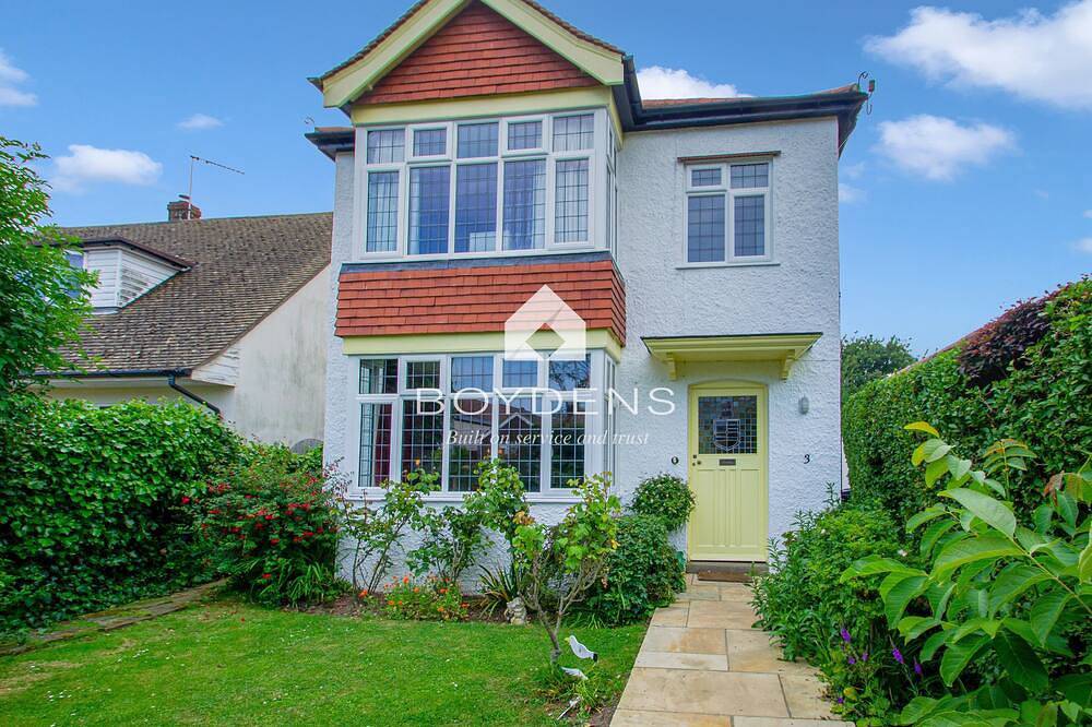 Located in one of the popular Frinton Avenues within walking distance of shops, cafes and beaches in Frinton on Sea, Frinton and Walton