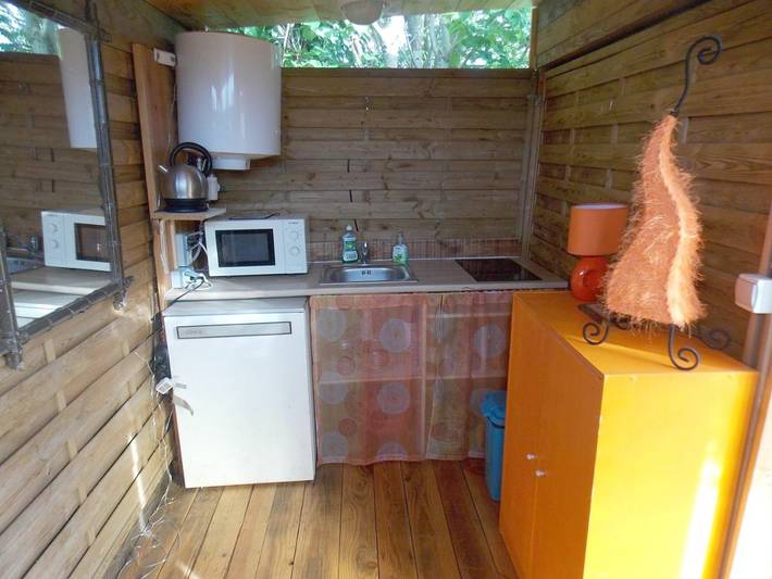 Tente pour 4 personnes, avec jacuzzi ainsi que jardin et piscine, animaux acceptés dans Allier - 3