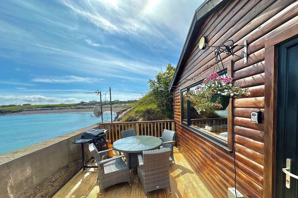 Cosy Portmor Log Cabin - Waterfront & Pet Friendly in Inishowen, Irish Ulster
