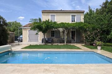 Gîte pour 6 personnes, avec terrasse ainsi que jardin et jacuzzi à Peynier