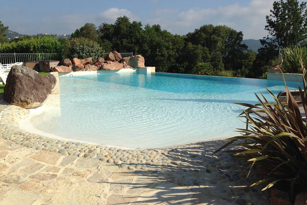 The calm of the forest, just minutes from the sea in Frejus, Massif de l'Esterel