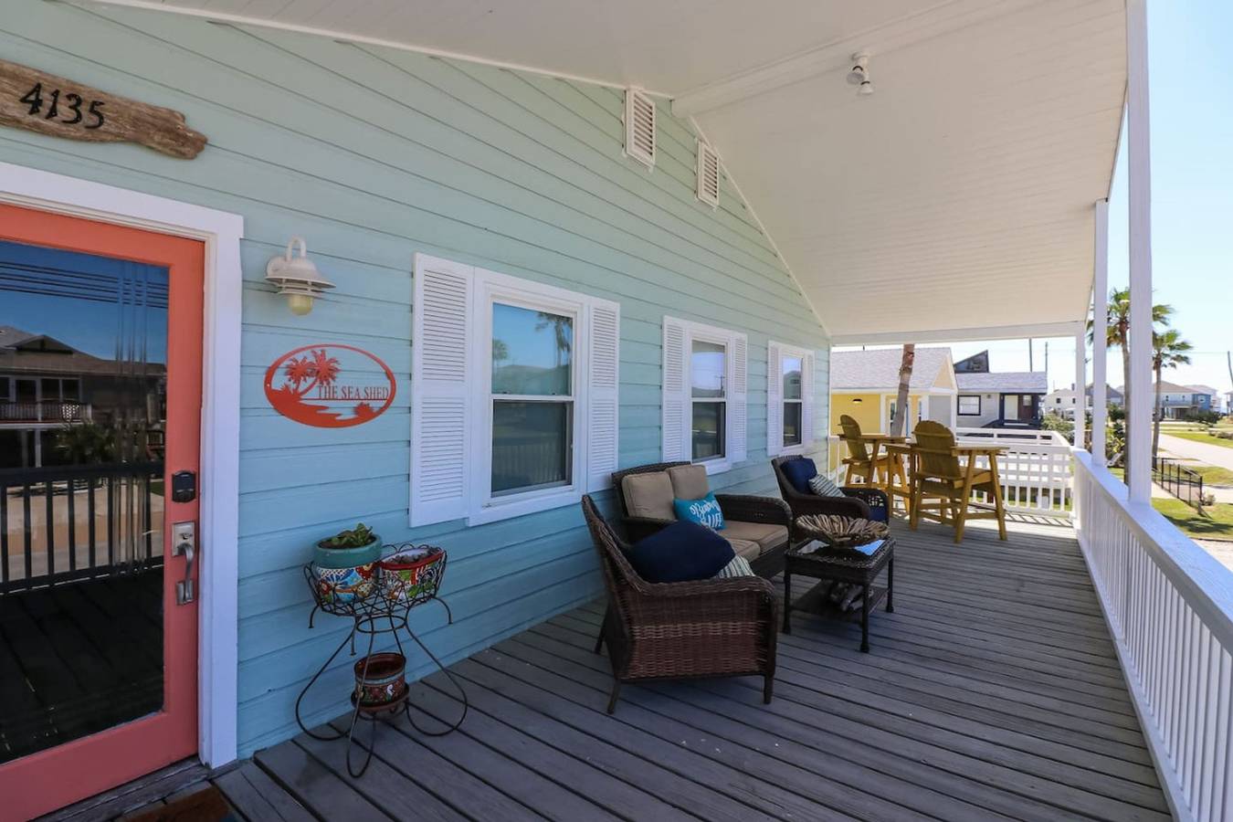 Home Lounge and Arcade. Close to beach and Marina! in Galveston Island, Galveston