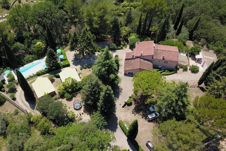 Gîte pour 22 personnes, avec piscine, adapté aux familles à Draguignan