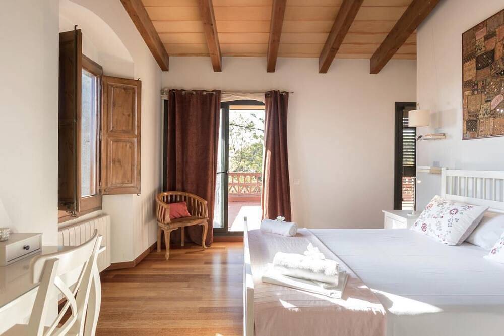 Mas Vives, exclusiva masía del siglo Xv in Urbanizacion Montcabrer, Cabrils