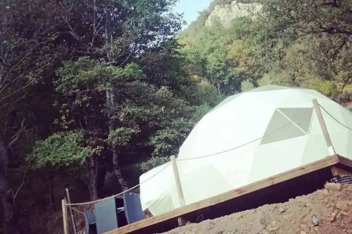 Cabane en bois pour 2 personnes, avec terrasse et jacuzzi dans les Pyrénées
