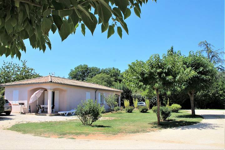 Gîte pour 4 personnes, avec jardin ainsi que piscine et terrasse, animaux acceptés à Berrias-et-Casteljau
