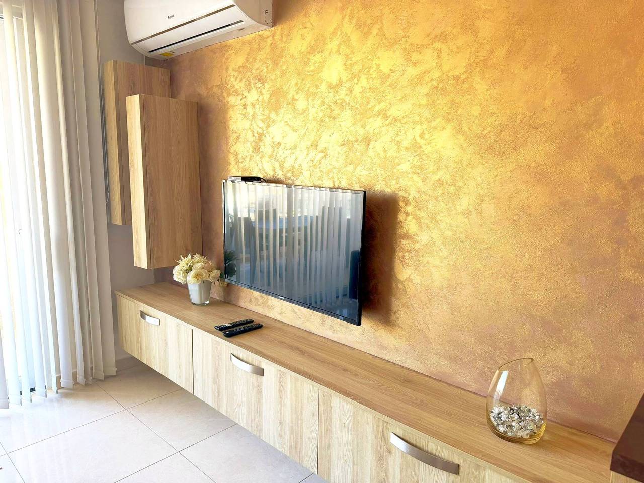 Ganze Wohnung, Grandblue Vista Premier Ferienwohnung direkt am Meer in Marsalforn, Zebbug