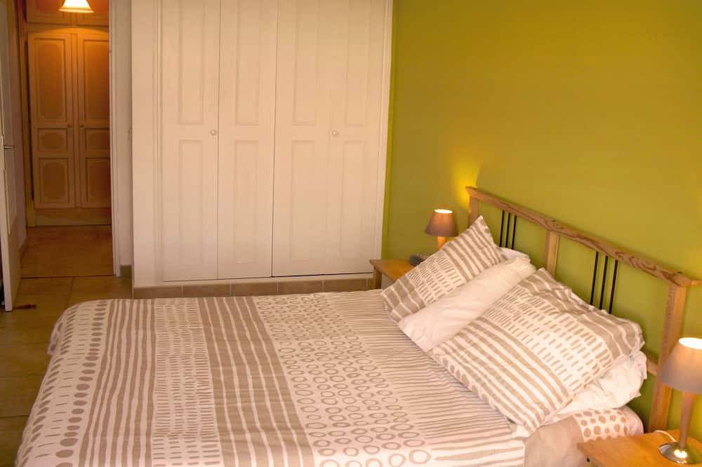 Hel lejlighed, Beautiful apartment with stunning sea views, enormous terrace and communal pool in Vence, Cannes og omegn