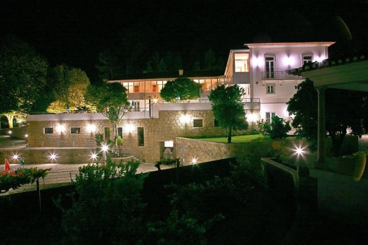 Hotel, con Balcón y Terraza además de Jardín y Piscina para niños en Vale de Cambra