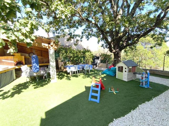 Location de vacances pour 6 personnes, avec piscine ainsi que vue et jardin, adapté aux familles à Cabasse