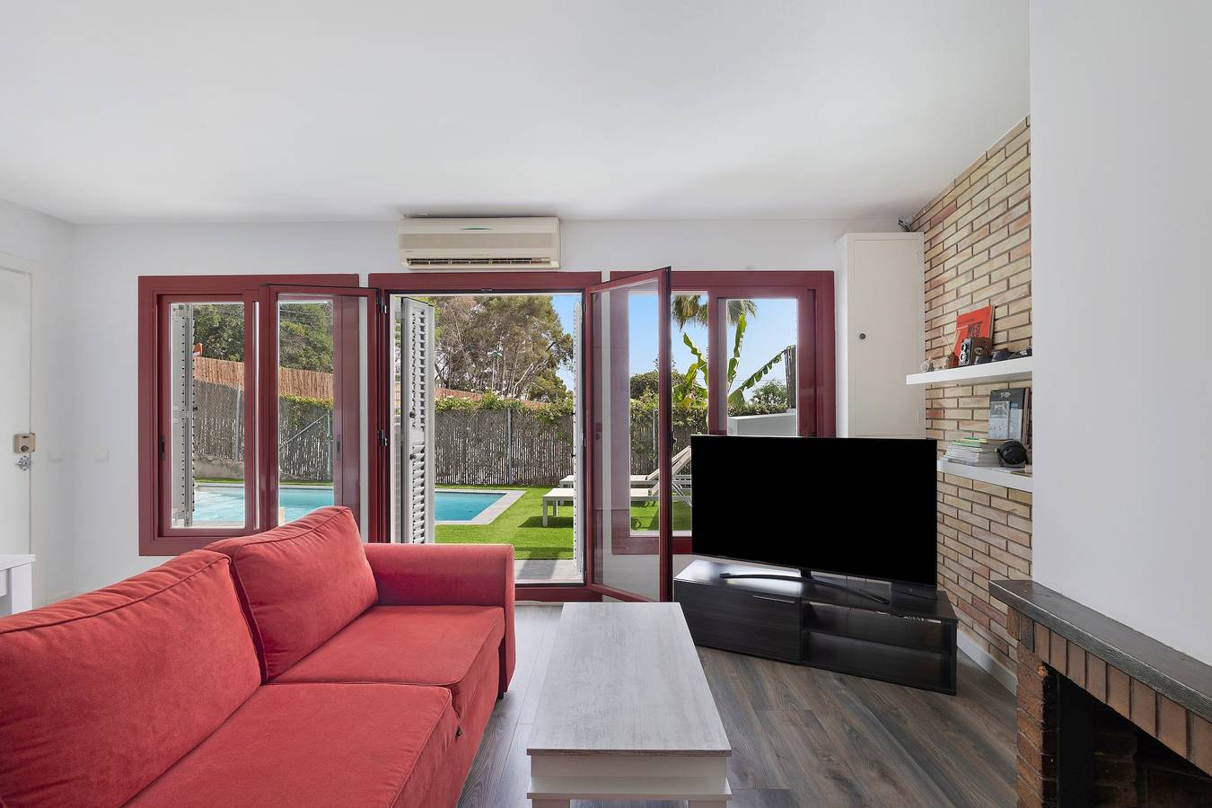 Holiday Home with Moutain View, Private Pool, A/C & Wifi in Sant Pere de Ribes, Garraf