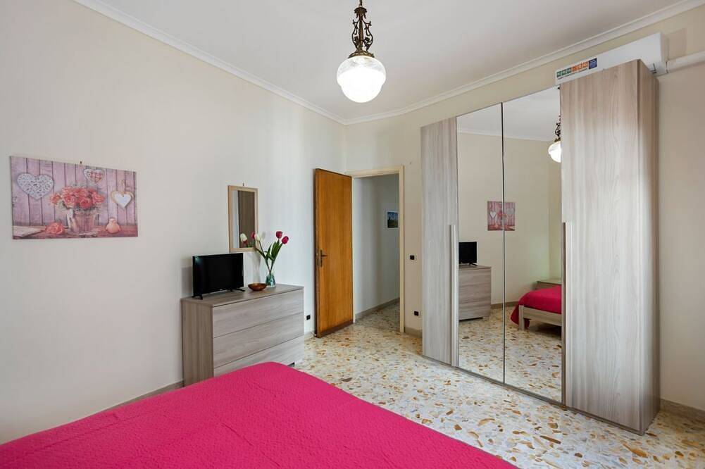 Entire apartment, Guesthost - The apartment is located on the first floor of a building without a lift.In 90 square meters of space, it comfortably accommodates 6 people, with two double bedrooms (one of which has direct access to the terrace) and a living room with a dou in Aci Trezza, Aci Castello