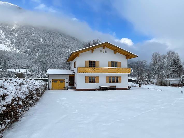 Ferienhaus für 12 Personen, mit Balkon und Terrasse sowie Garten und Ausblick in Bichlbach