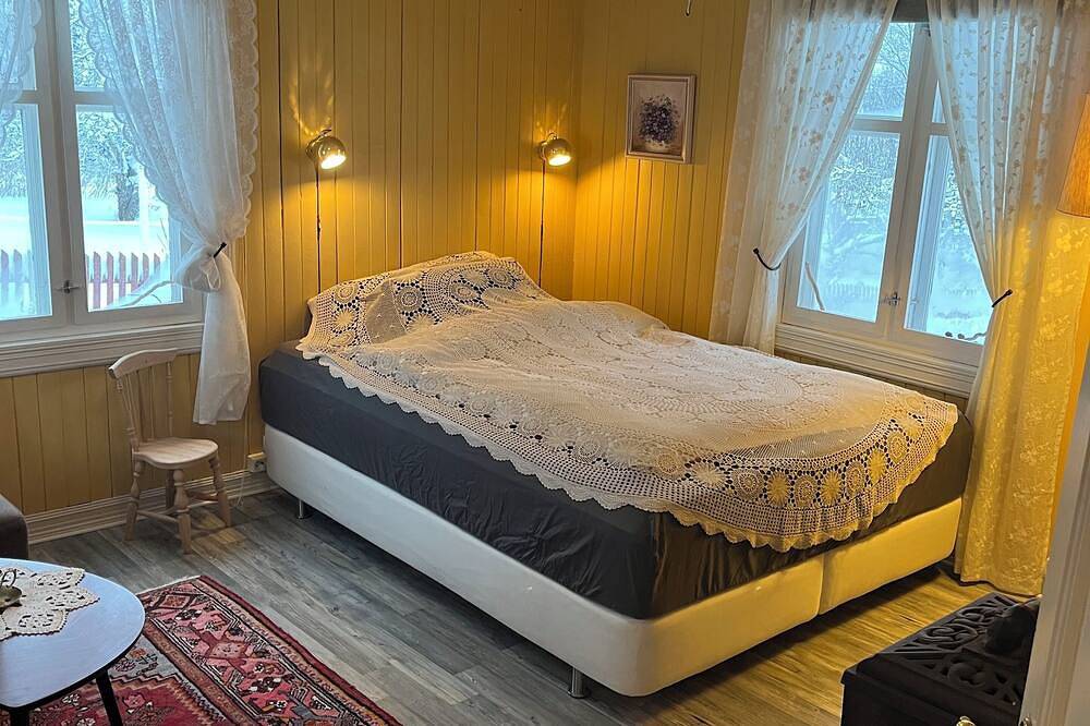 Veslestua, located on a cozy farmstead by Lake Rødenessjøen in Marker