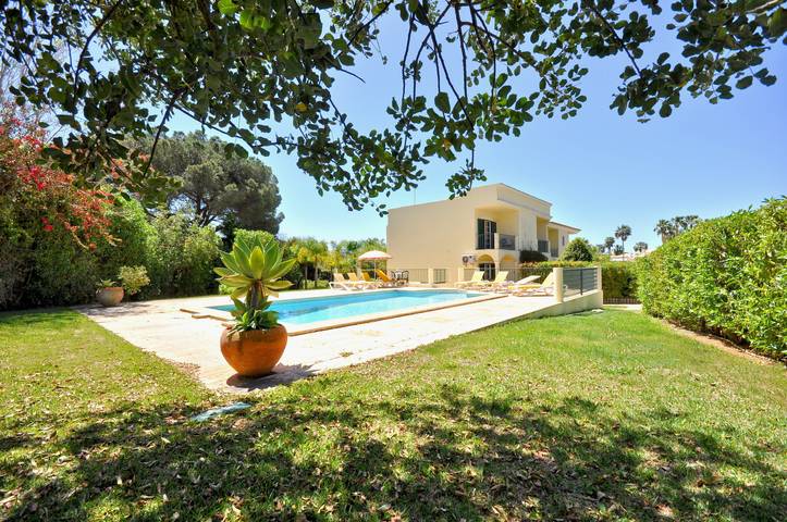 Villa for 8 people, with terrace and garden as well as view in Quarteira