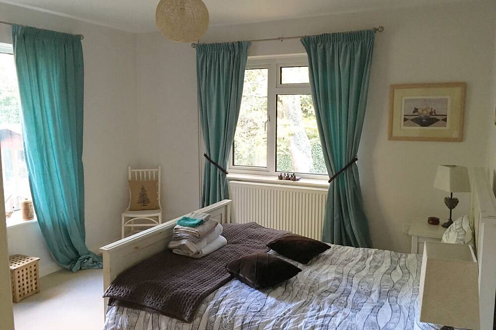 New Forest house with large garden, near sea. Perfect for families with children in Lymington, Hampshire