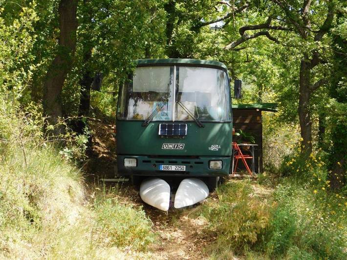 Location de vacances pour 2 personnes, avec vue ainsi que piscine et jardin à Châteaudouble