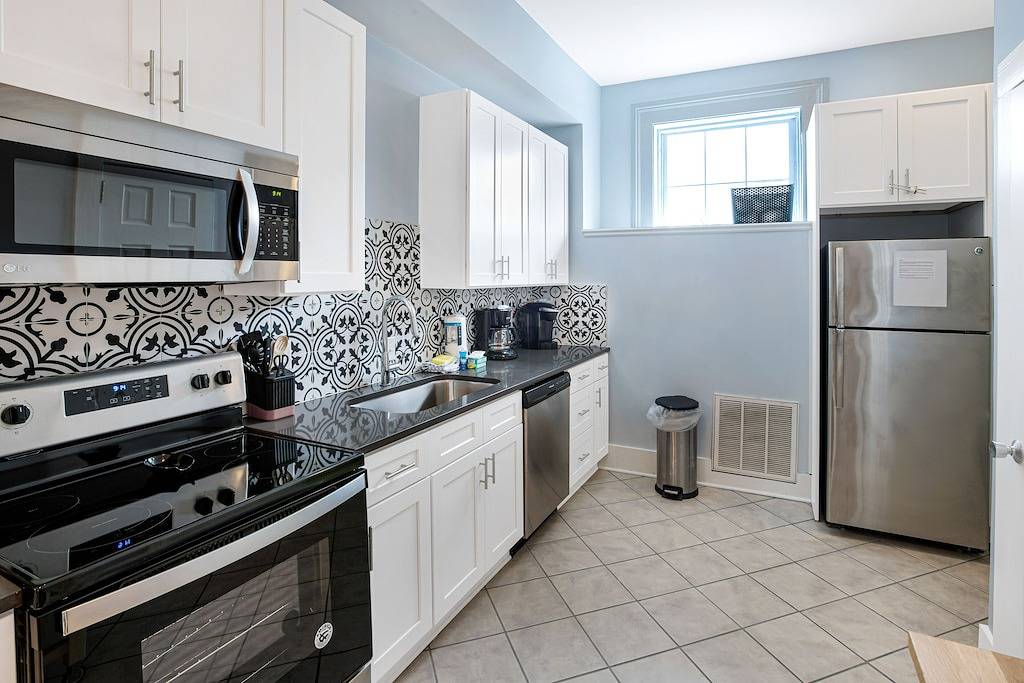 Ganze Wohnung, Bleiben Sie bei Lucky Savannah: Privater Parkplatz für 2 Autos in der Liberty Street! in Savannah, Chatham County