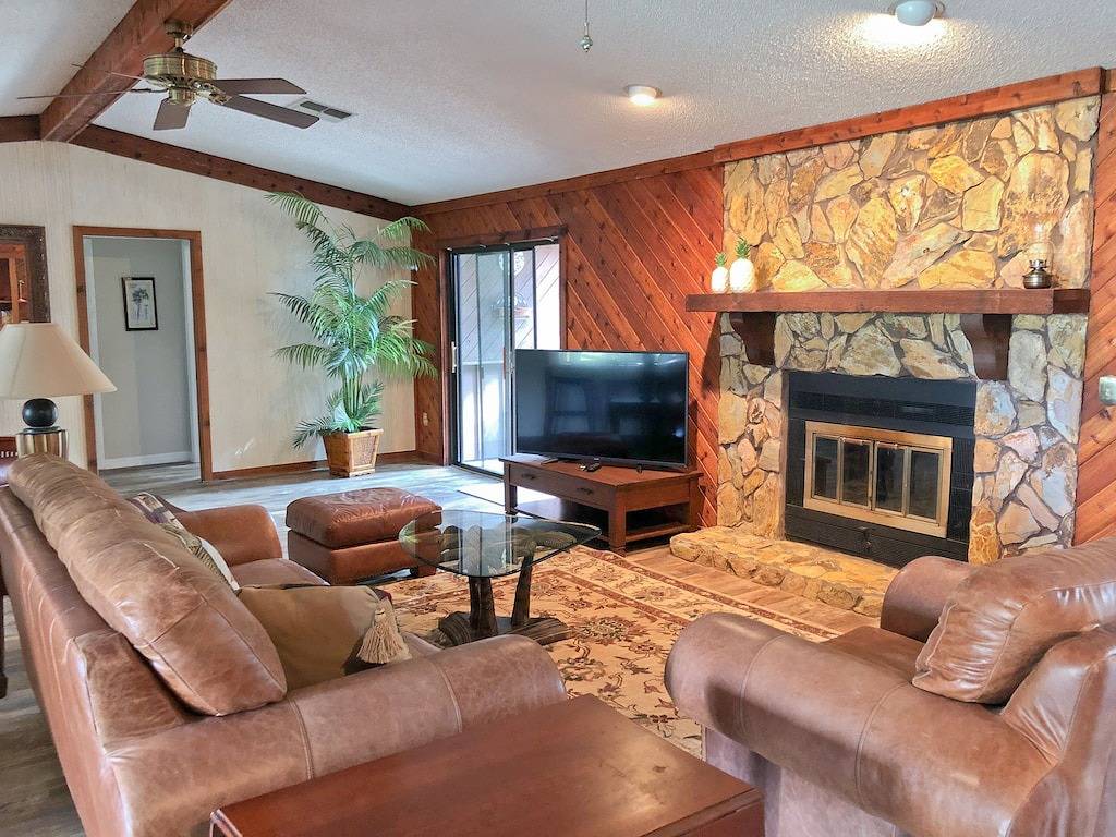 Mehrstöckiges Deck / Dock mit Blick auf den malerischen Withlacoochee River in Inglis, Levy County