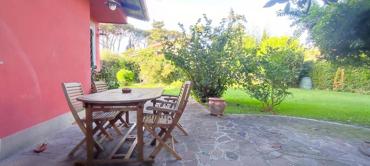 Villa Ninfea wonderful garden, business & relax in Infernetto, Roma