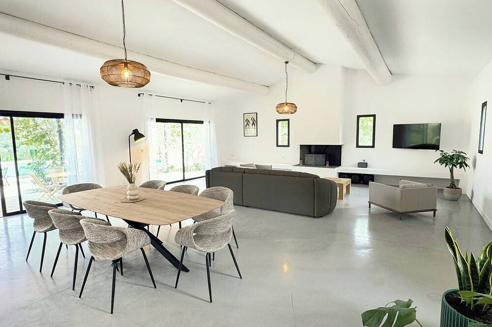Contemporary villa in the heart of the Alpilles in Eyguières, Arles region