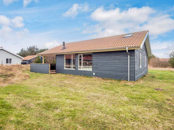 Ferieudlejning for 6 personer, med terrasse i Fjand