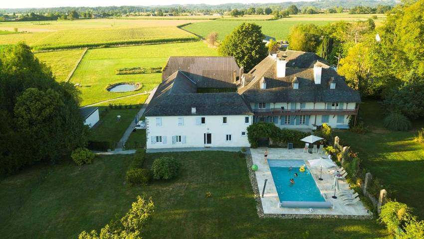Maison de vacances pour 4 personnes, avec Terrasse et Jardin ainsi que Piscine et Vue à Oloron-Sainte-Marie