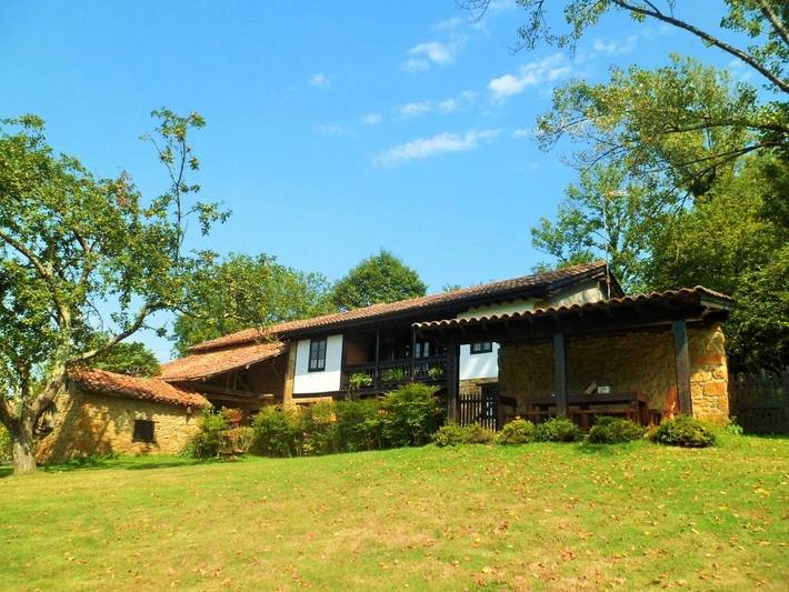 Agriturismo per 5 persone, con Balcone e Terrazza nonché Giardino e Panorama a Nava