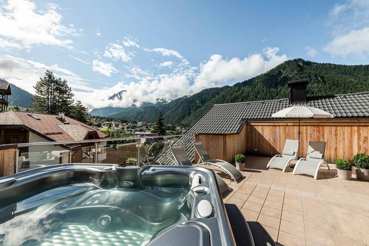 Entire apartment, Apartment “Ön Residenz Bun Sté” with Mountain View, Sauna & Garden in San Vigilio di Marebbe, Mareo