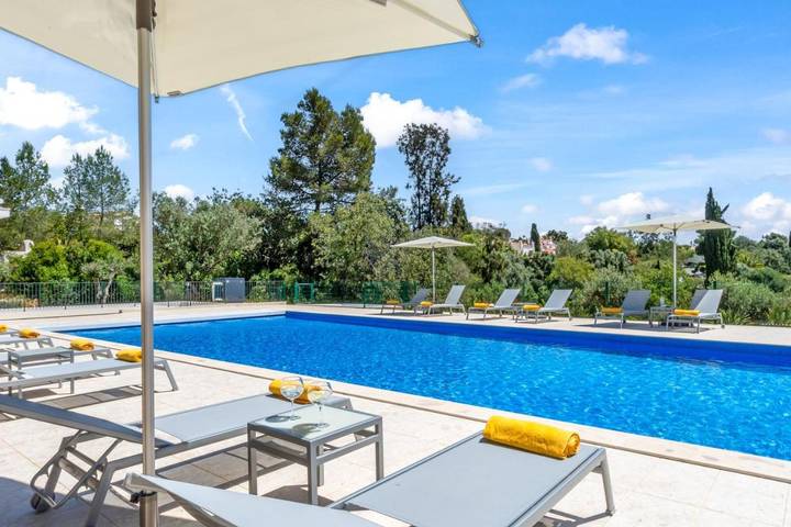 Bungalow für 6 Personen, mit Balkon und Terrasse sowie Garten und Pool in Carvoeiro