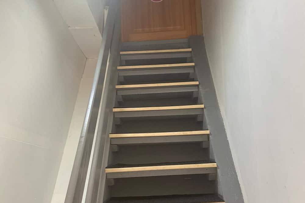 Appartement entier, P1 studio, à 5 minutes du super U à pied, à 10 minutes du centre-ville à pied. in La Ferté-Gaucher, Seine-et-Marne