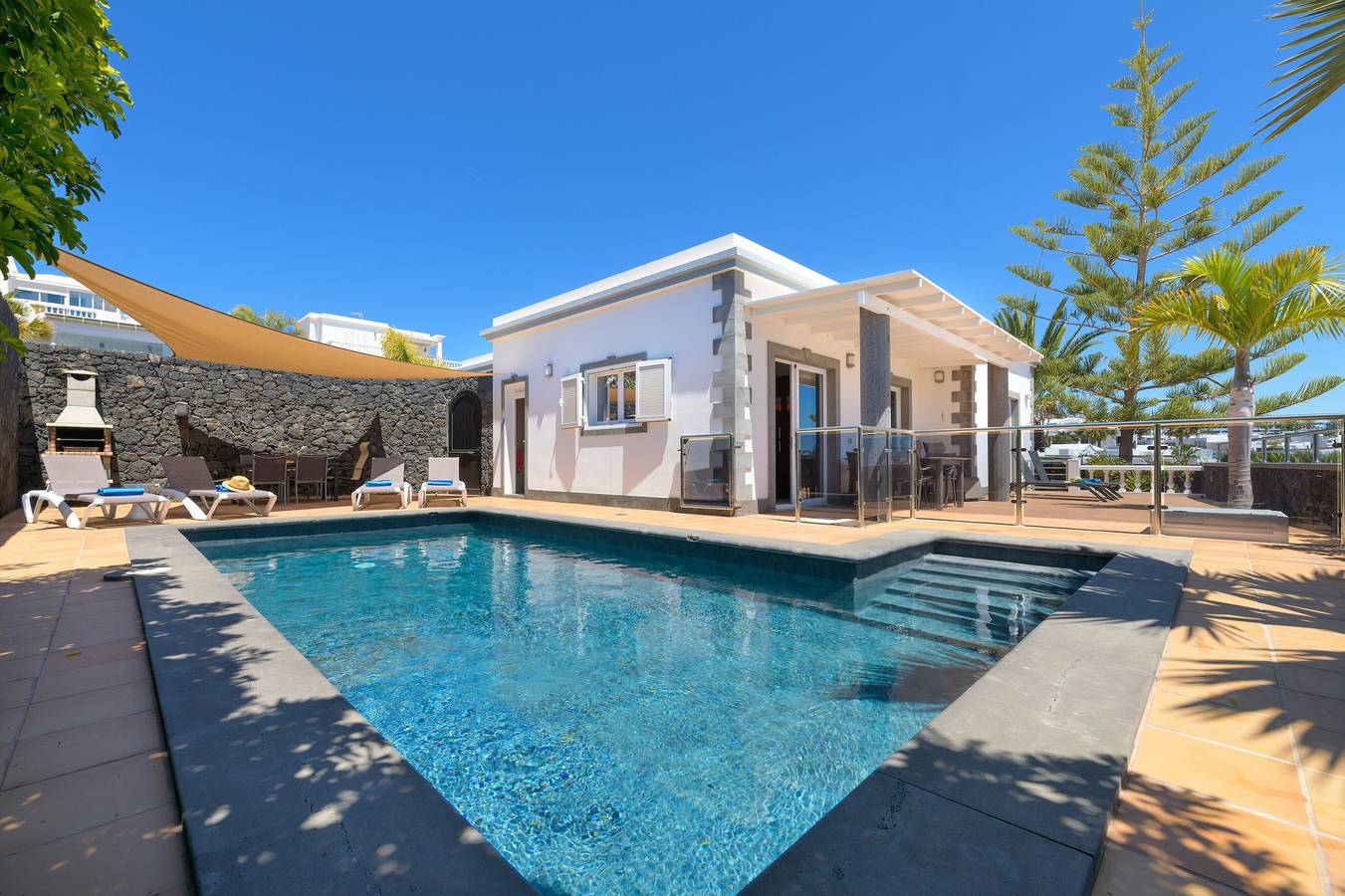 Alquiler vacacional 'Villa Loretta' con vistas al mar, piscina climatizada y Wi-Fi in Puerto del Carmen, Tías